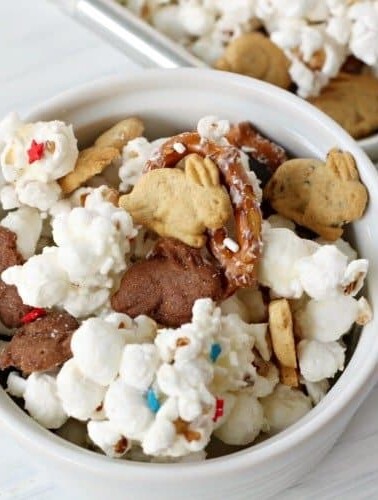 Heading to a 4th of July picnic this weekend and don't know what to bring? How about this 4th of July snack mix?! It's sweet and salty and guaranteed to please everyone! Especially the kids!