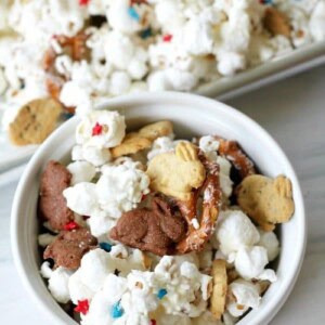 Heading to a 4th of July picnic this weekend and don't know what to bring? How about this 4th of July snack mix?! It's sweet and salty and guaranteed to please everyone! Especially the kids!