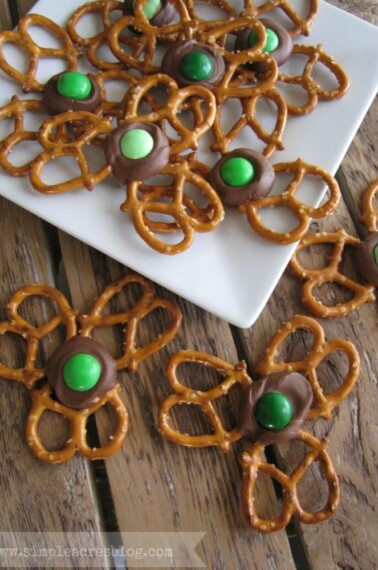 These St.Patrick's Day Shamrock Treats are mouthwatering and delicious, Pinterest impressive, and SIMPLE and FAST! Get the DIY on All Things Mamma!