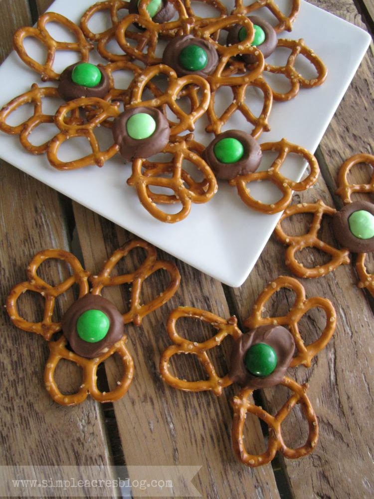 These St.Patrick's Day Shamrock Treats are mouthwatering and delicious, Pinterest impressive, and SIMPLE and FAST1 Get the DIY on All Things Mamma! 