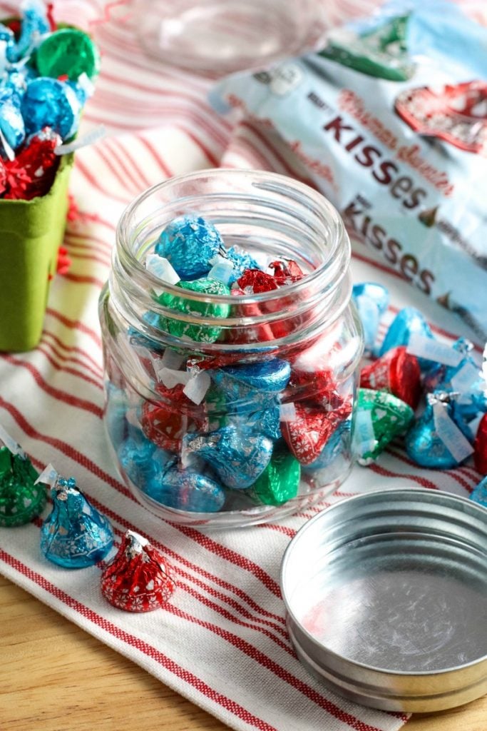 Make these adorable Merry Kissmas Gift Jars to give to those that mean a lot to you this holiday season!
