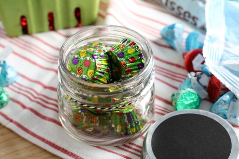 Make these adorable Merry Kissmas Gift Jars to give to those that mean a lot to you this holiday season!