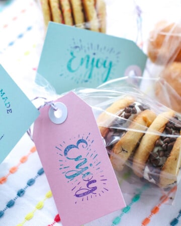 To help ease teachers back into the back to school transition, how about giving them something sweet to start their year off right like this Back To School Gift Idea! 