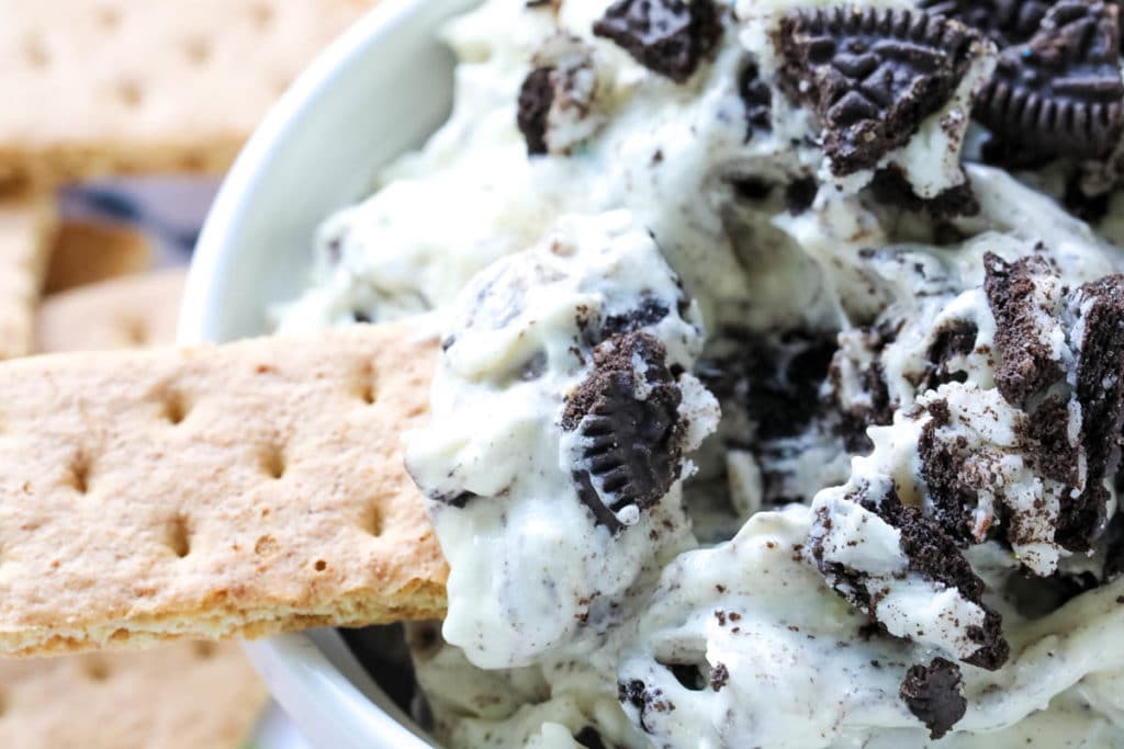 This Oreo Fluff Dessert is a super simple no-bake dessert that is creamy and delicious with just the right amount of sweetness to tame that sweet tooth of yours with only 5 simple ingredients! #oreodessert #nobakeoreodessert #nobakedessert #dessert #chocolate #oreos | allthingsmamma.com