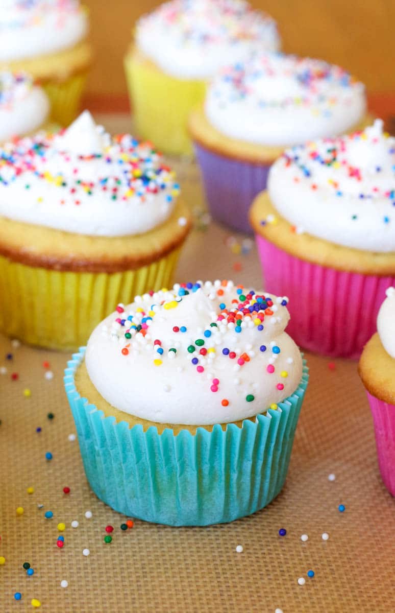 buttercream frosting on cupcakes 
