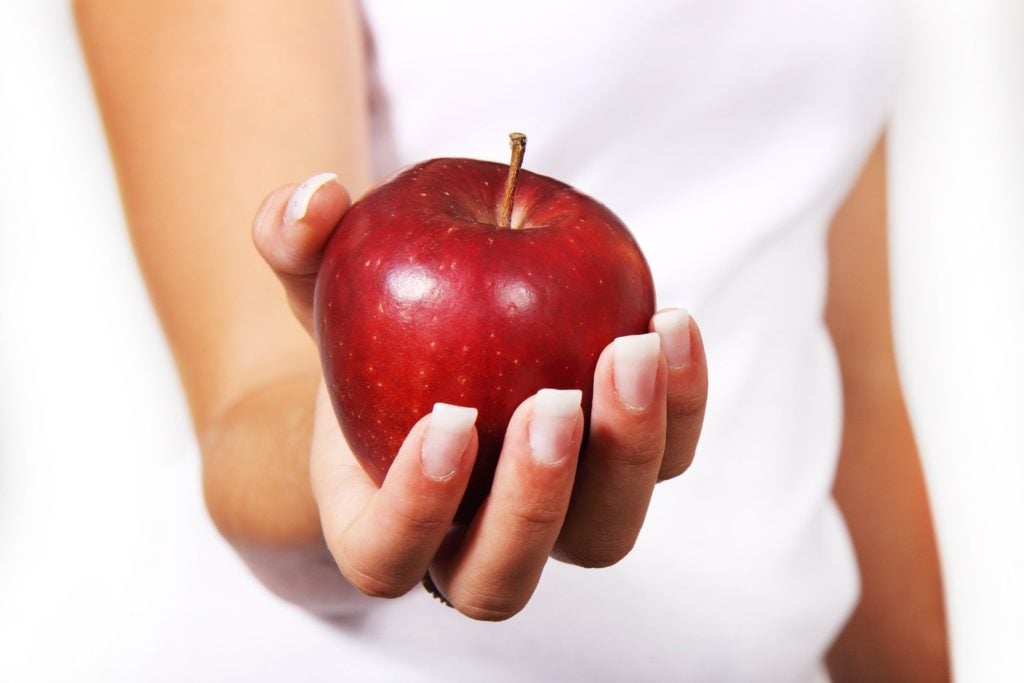 hand holding an apple 