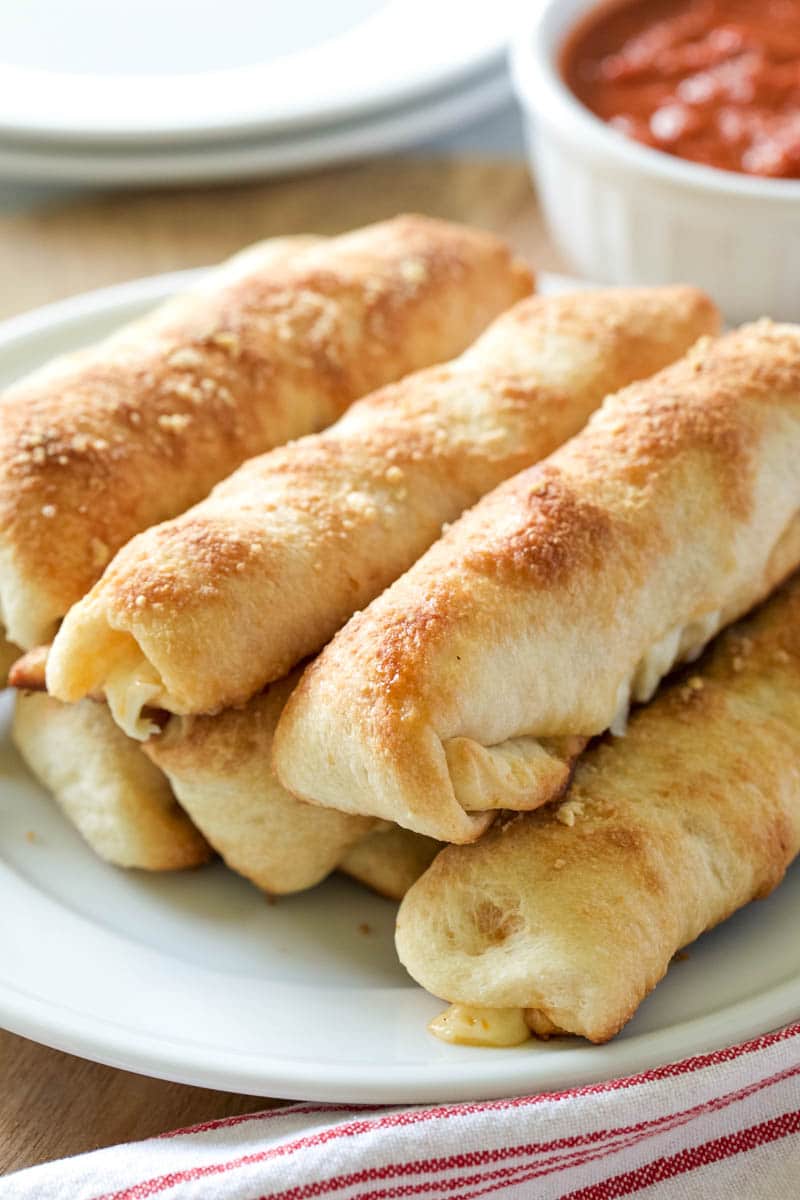 plate of easy pepperoni rolls 