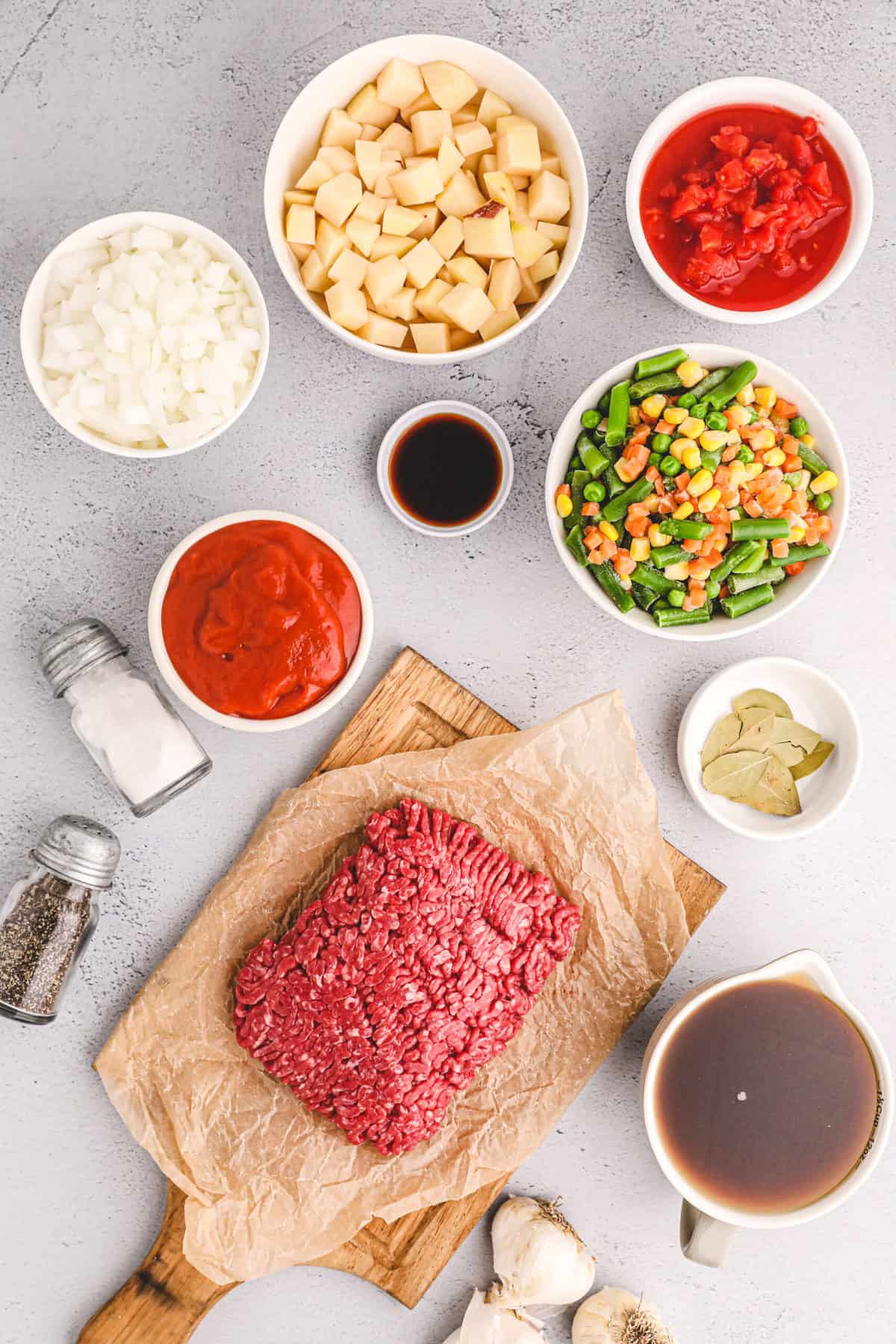 ingredients to make hamburger soup
chopped veggies and beef