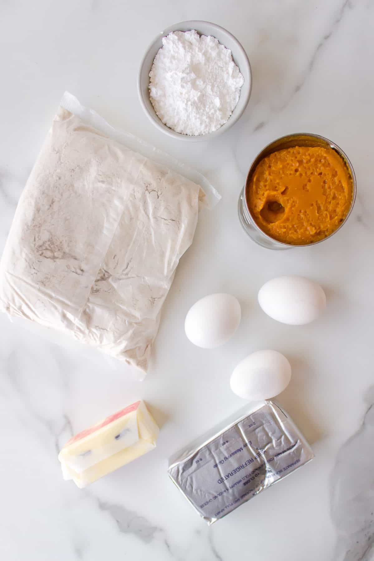 Ingredients needed to make pumpkin cake. 