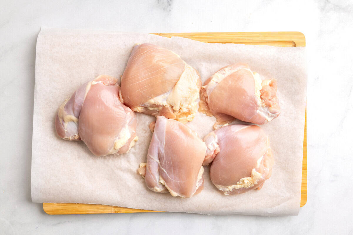 Boneless skinless chicken thighs on paper towel.