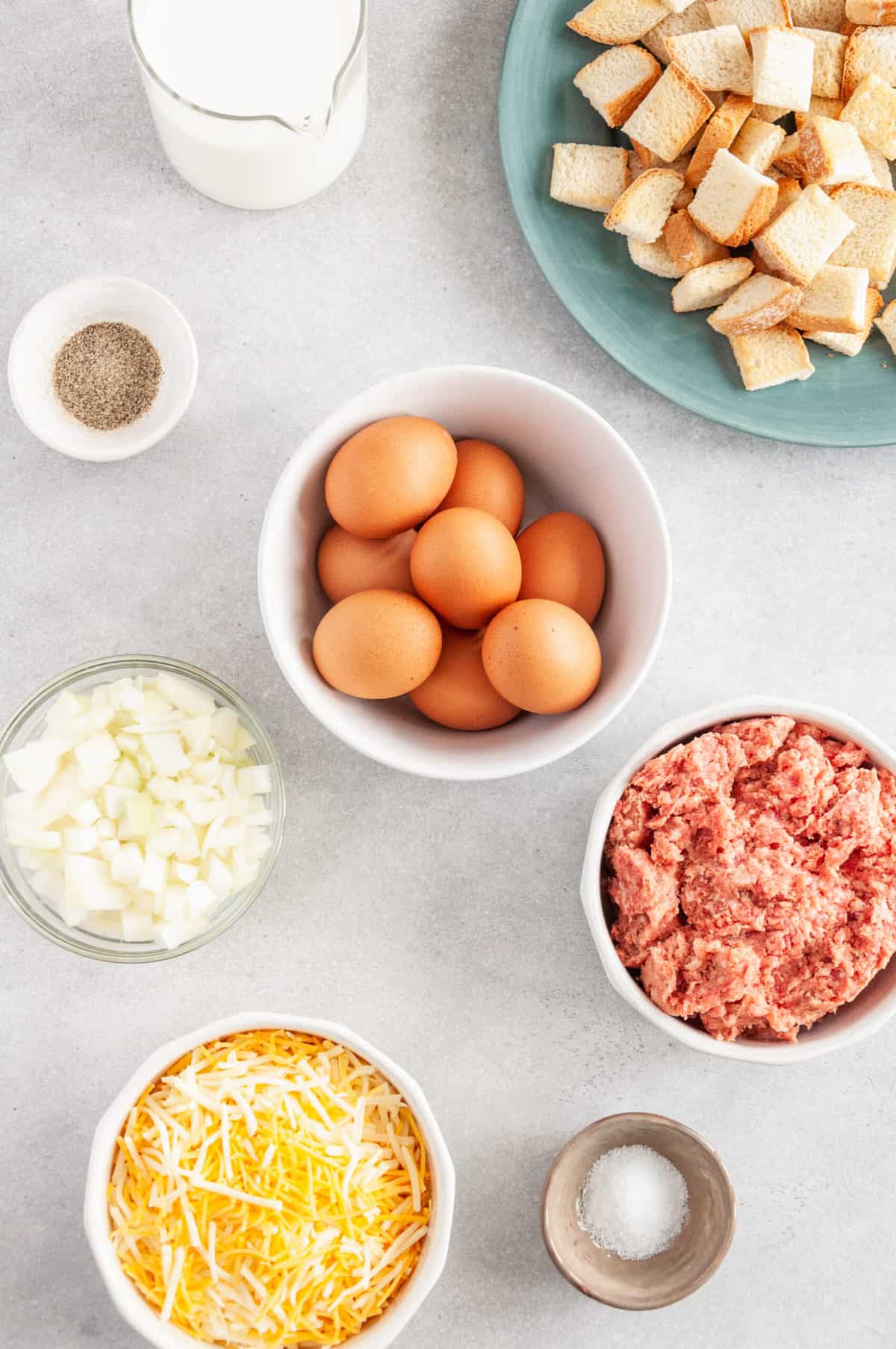 ingredients to make breakfast casserole with bread