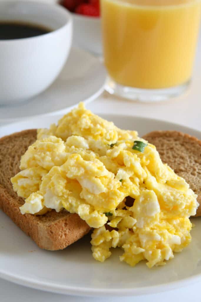 scrambled eggs on toast 