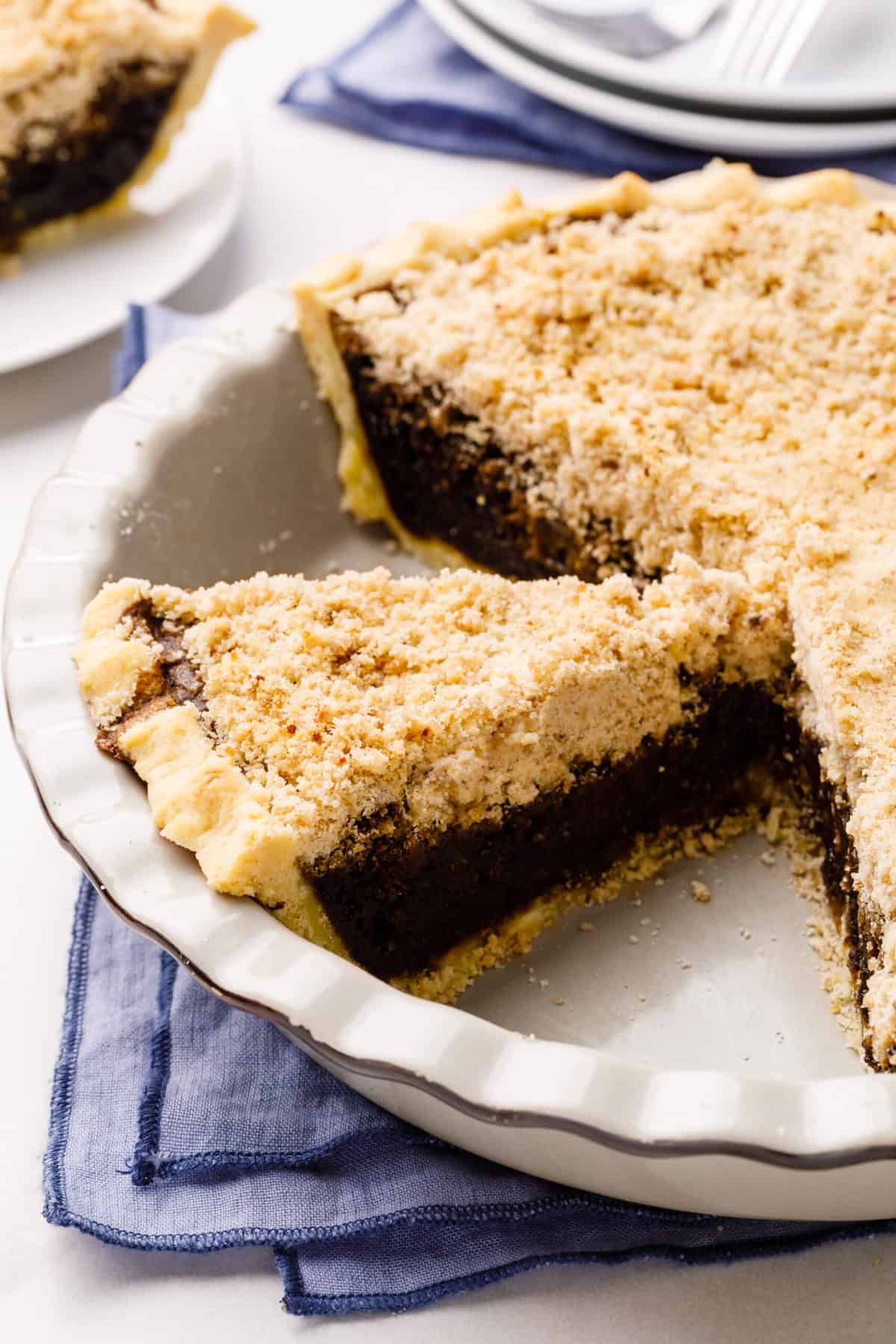 shoofly pie sliced to show cross section sitting in a pie dish