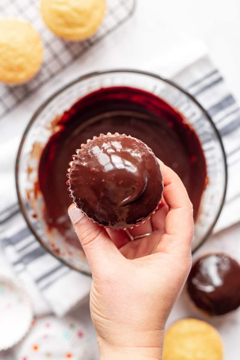 How to Frost Cupcakes Without a Piping Bag All Things Mamma