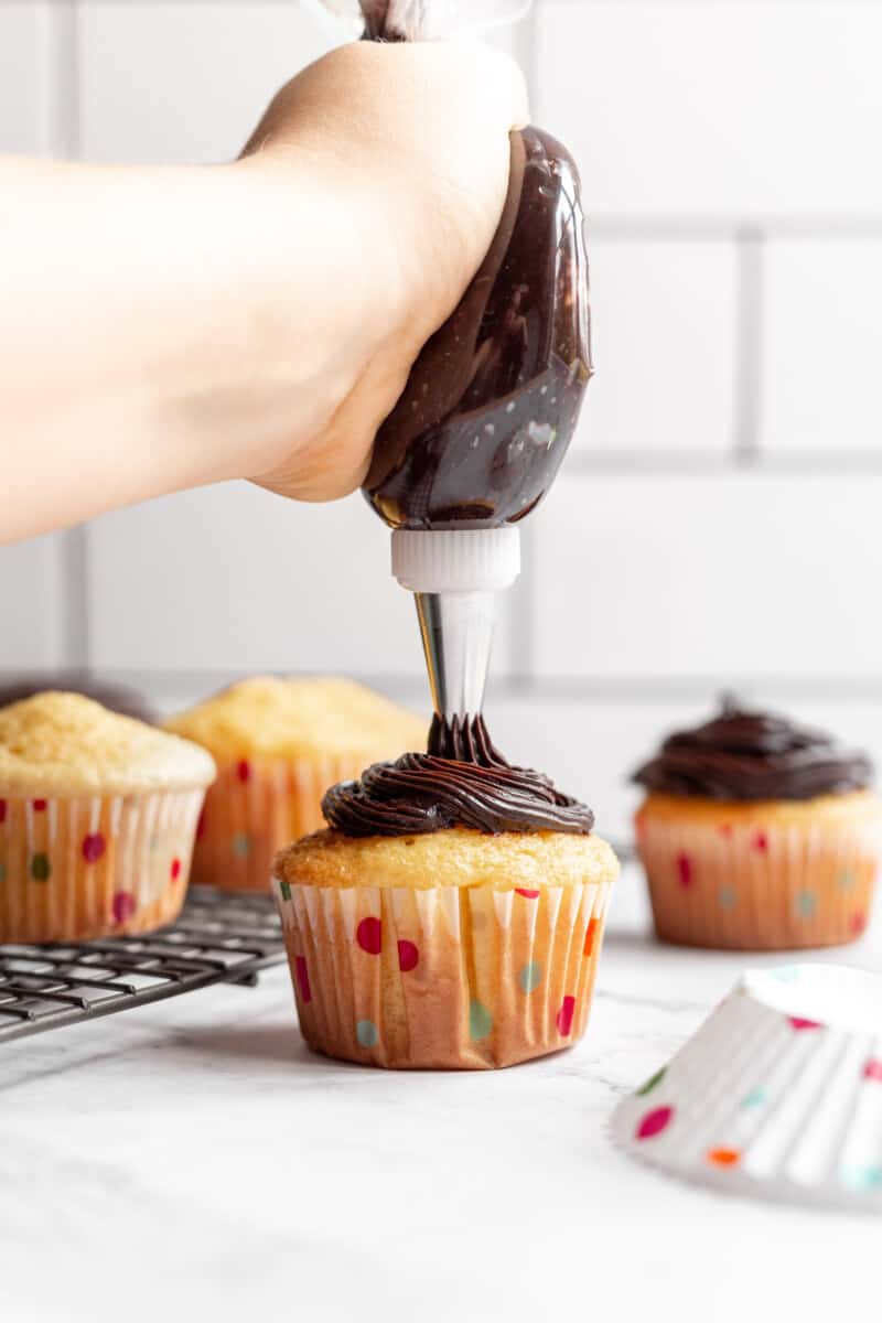How to Frost Cupcakes Without a Piping Bag All Things Mamma
