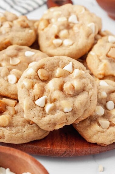 macadamia-nut-cookies-hero-2