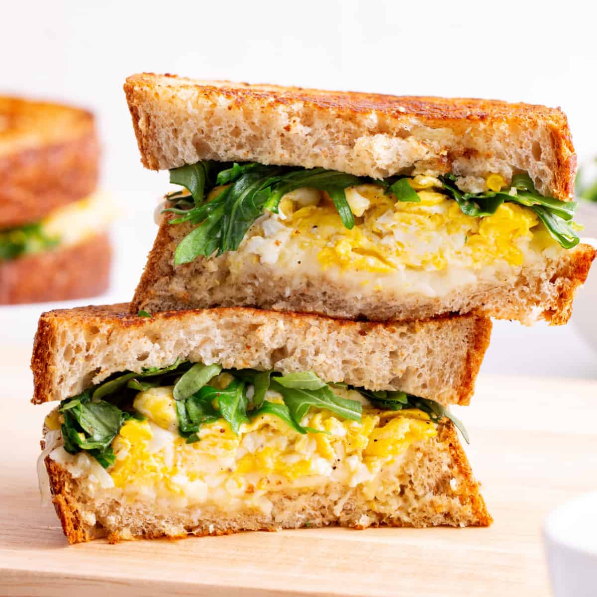 https://www.allthingsmamma.com/wp-content/uploads/2023/03/scrambled-egg-sandwich-1.jpg