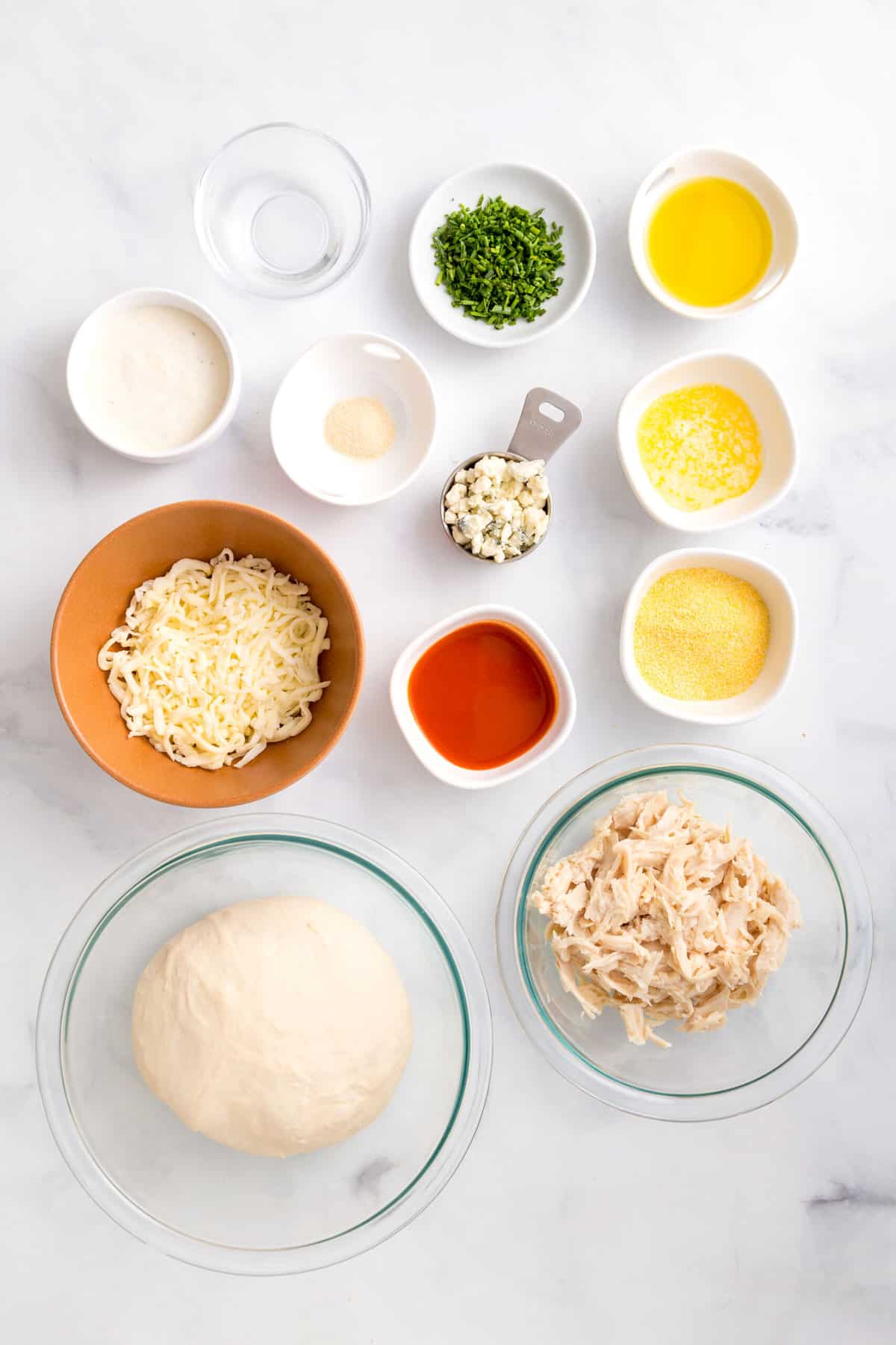 ingredients to make buffalo chicken pizza
