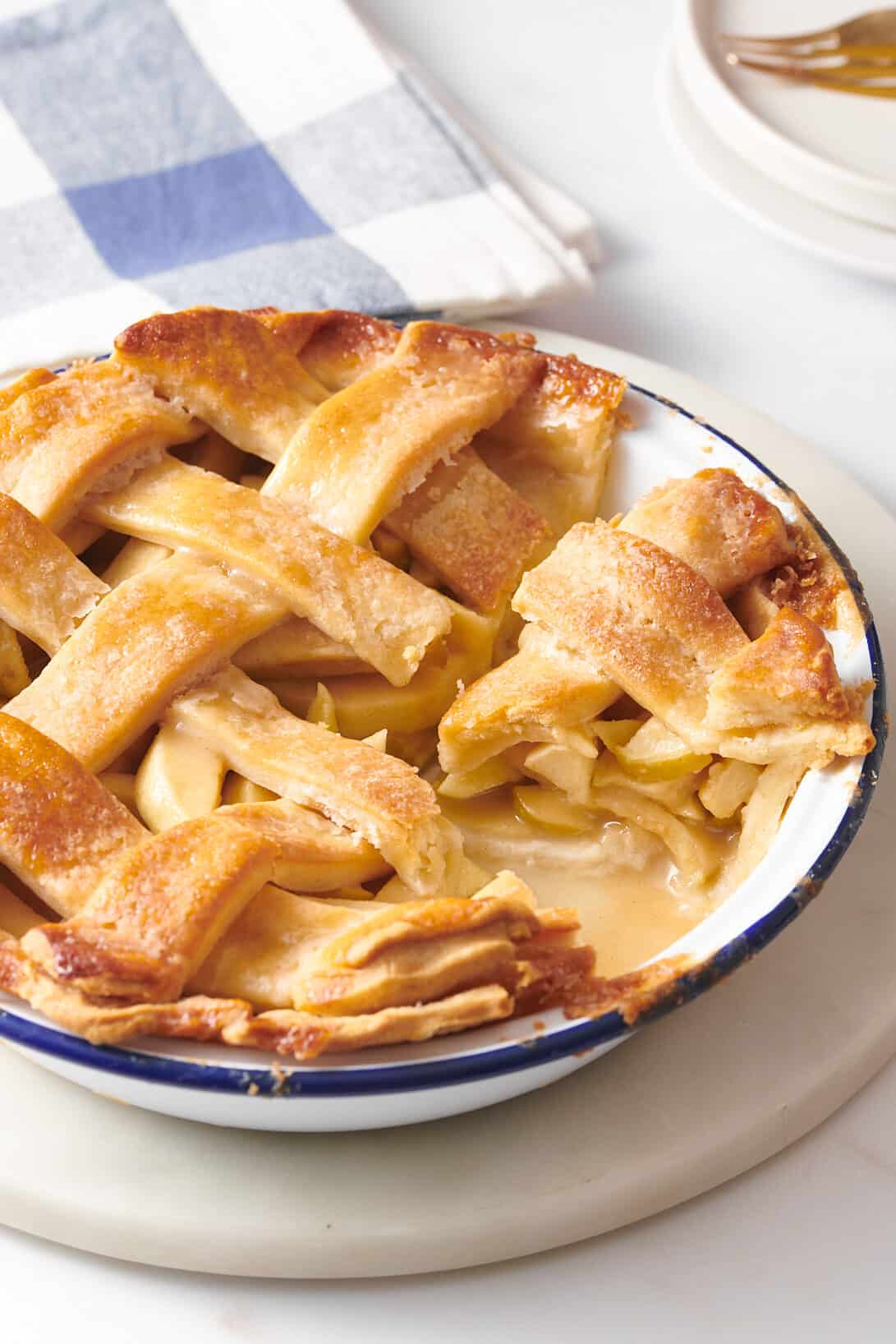 close up image of granny smith apple pie.
