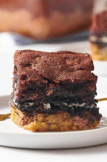 A slutty brownie on a plate.
