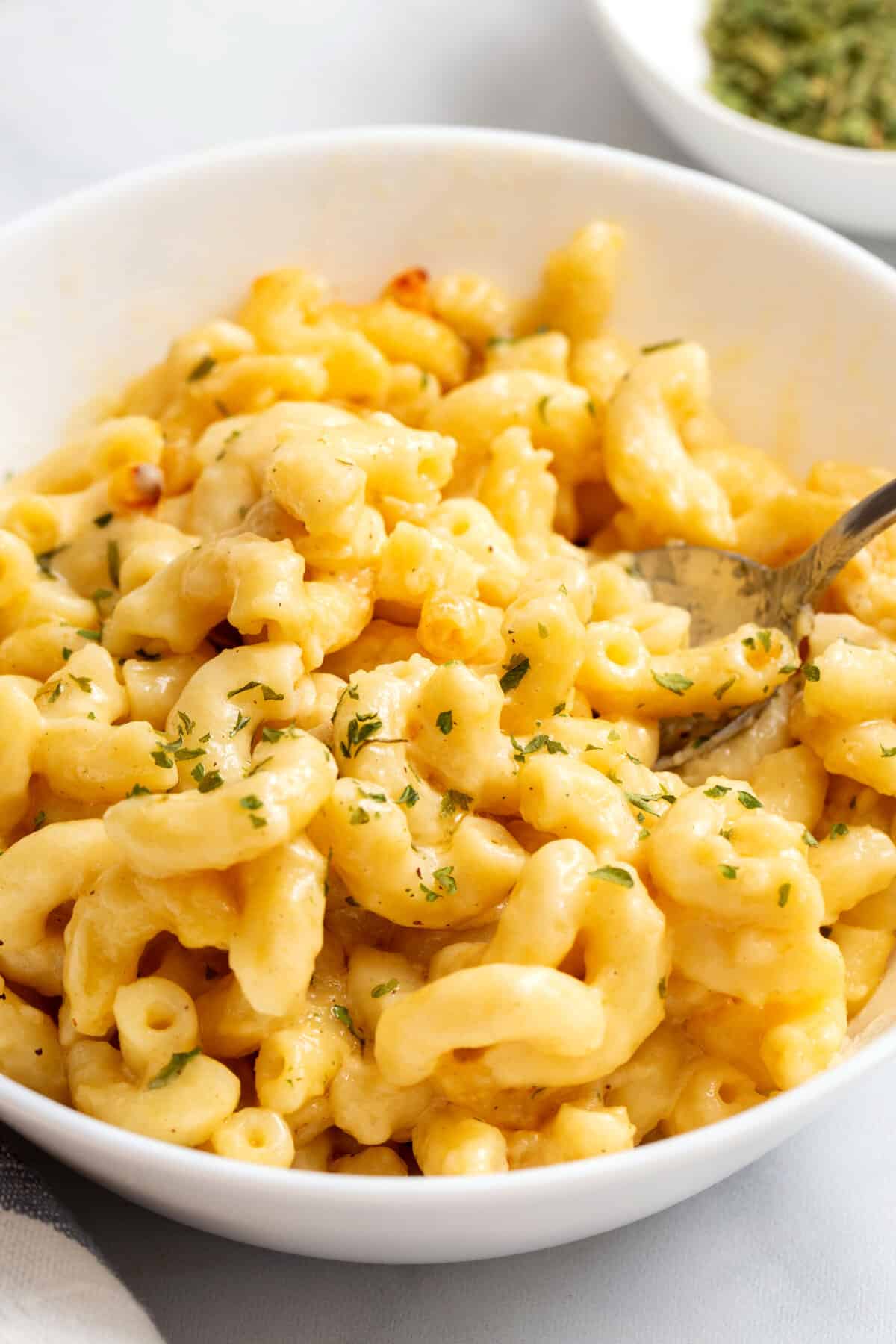 close up image of a bowl of cracker barrel mac and cheese. 