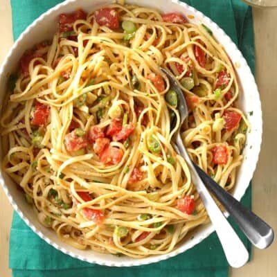 linguini with tomatoes with a spoon
