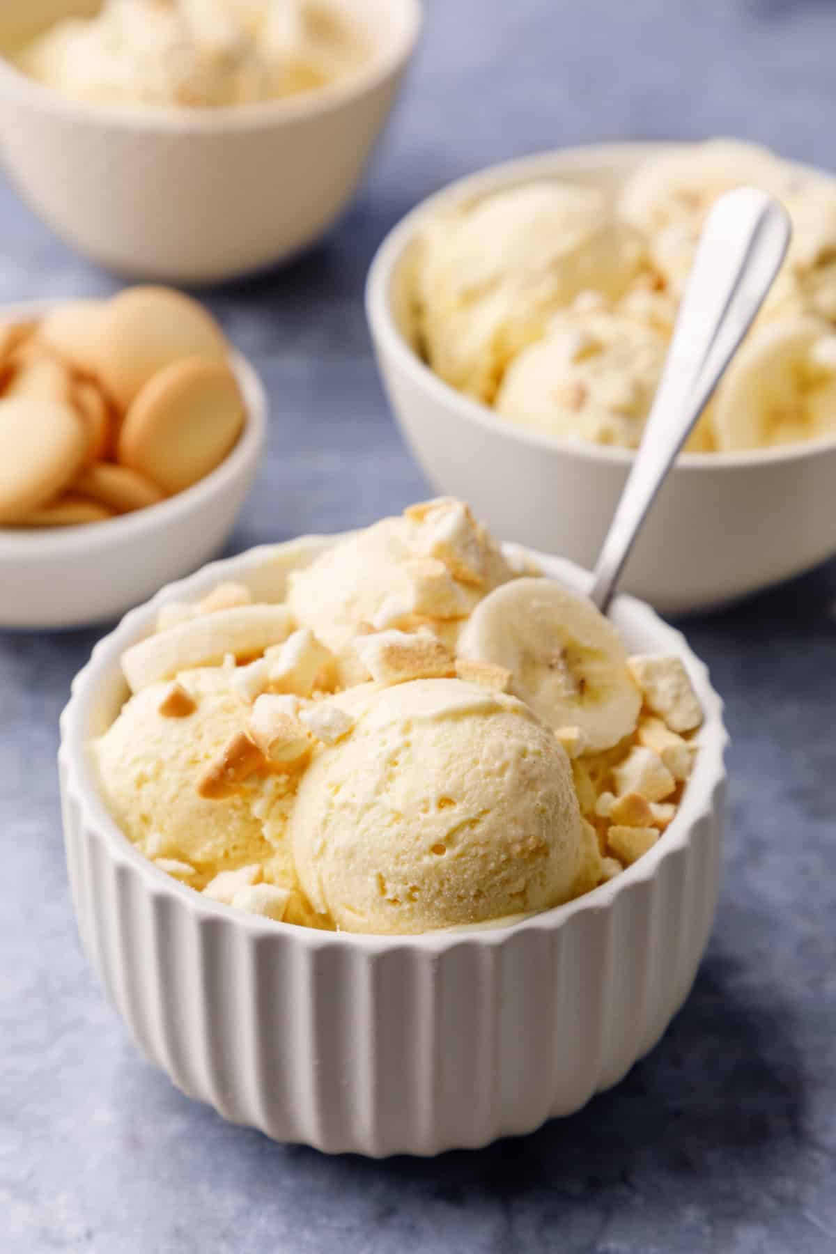 Round ceramic dish with no churn, banana pudding, ice cream.