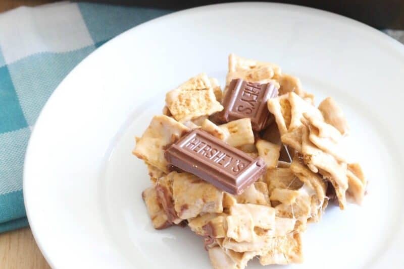 Pull out a few ingredients from your pantry and you'll have a quick and easy delicious dessert in just minutes with these 4-Ingredient S'mores Dessert Bars!