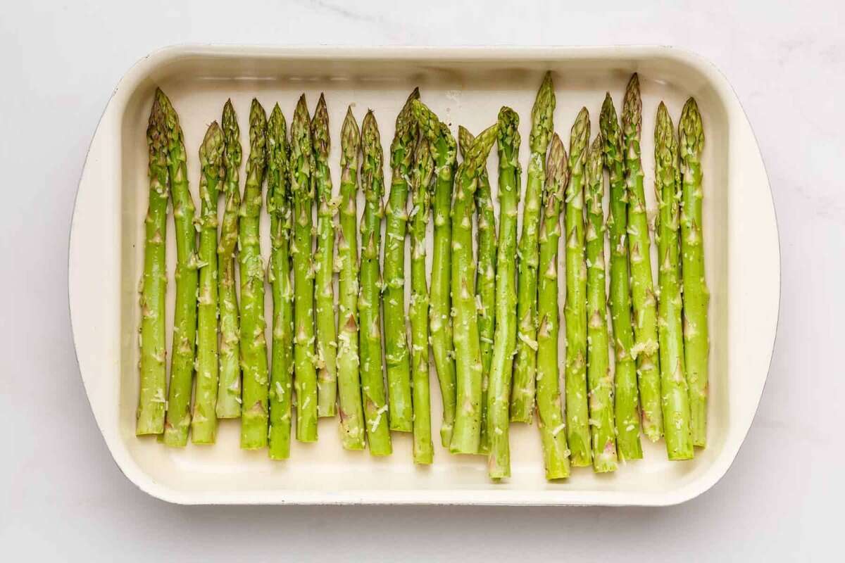 Asparagus lined up in baking dish.