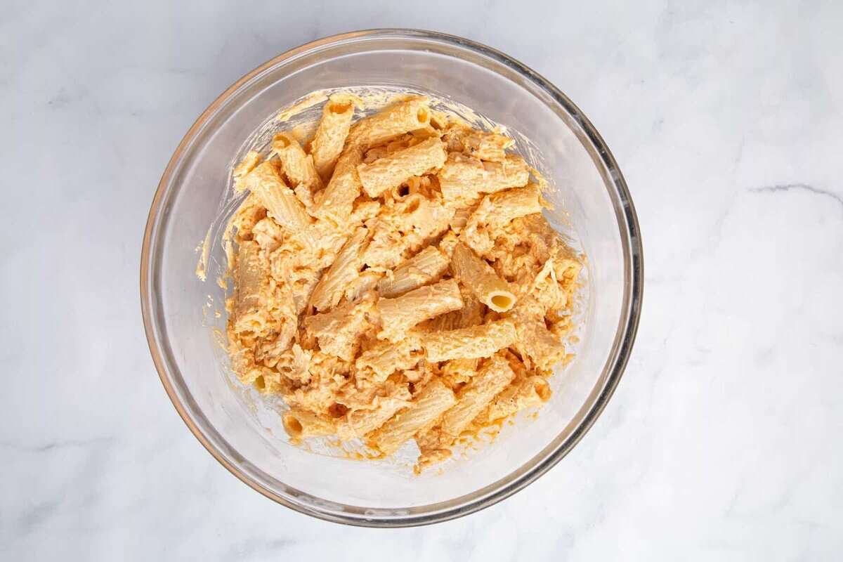 Buffalo chicken pasta in glass bowl.