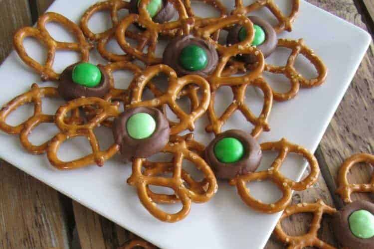 These St.Patrick's Day Shamrock Treats are mouthwatering and delicious, Pinterest impressive, and SIMPLE and FAST! Get the DIY on All Things Mamma!