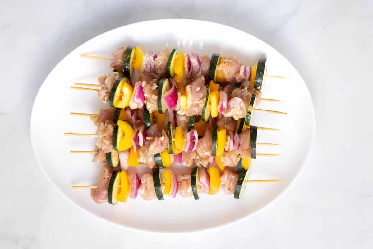 Chicken and vegetables kabobs before grilling.